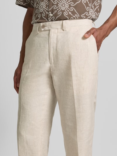 Männermodel trägt Leinenhose mit Gesäßtaschen von Christian Berg Men, Reines Leinen, Regular-Fit, Bügelfalten, Nahaufnahme Oberkörper.