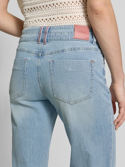Frauenmodel trägt Straight Fit Jeans im 5-Pocket-Design Modell 'Marlena' von MOS MOSH aus Baumwoll-Mix, hellblau, Detailaufnahme Rückansicht. Bundweite bei Größe 27: 40 cm, Innenbeinlänge bei Größe 27: 81 cm.