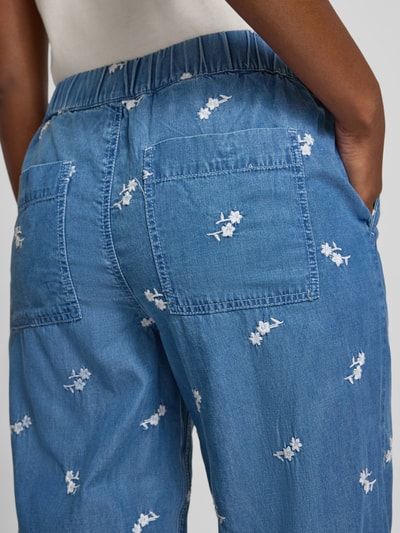 Vrouwenmodel draagt Hose aus Lyocell-Baumwoll-Mix mit Stitchings van Christian Berg Woman, Denimlook, mix van katoen en lyocell, elastische band, tunnelkoord, stitchings, binnenbeenlengte maat 36: 77 cm, bandwijdte maat 36: 36 cm, detailopname rugaanzicht.