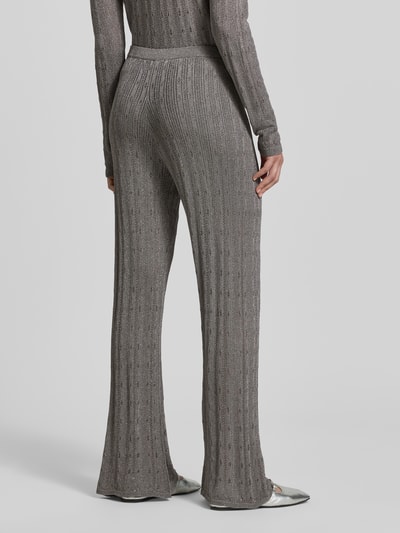 Frauenmodel trägt Relaxed Fit Strickhose mit Viskose-Anteil von Jake*s Collection, grauer Material-Mix mit semitransparenter Optik, integrierte Shorts, elastischer Bund, Ganzkörperansicht Rückansicht.