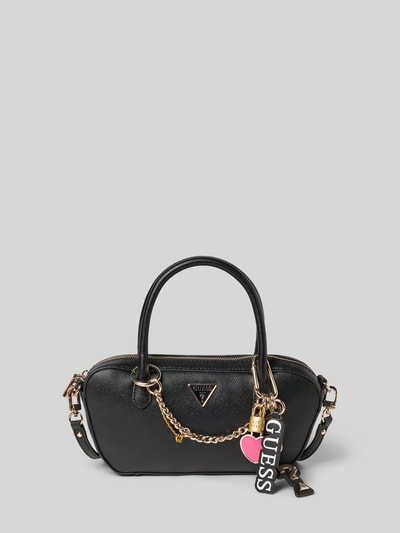 Produktfoto, Shoulder Bag in Leder-Optik Modell 'Davina' von Guess mit Hauptfach, Reißverschluss, Tragehenkel, Charm in Ketten-Optik, abnehmbarer Trageriemen, Reißverschlussfach innen, Maße 28x13x6 cm, Schulterriemen 121 cm, schwarze strukturierte Oberfläche, goldfarbene Details.