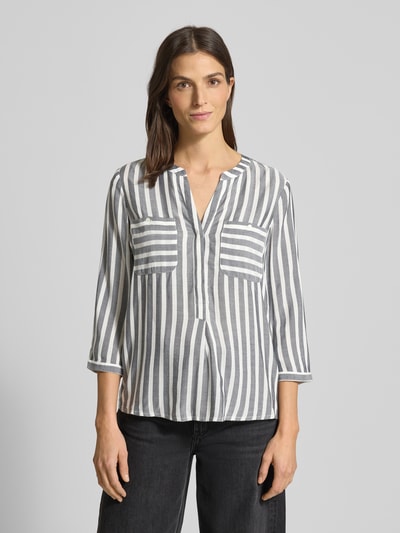 Modelka kobieca nosi Blusenshirt mit Streifenmuster von TOM TAILOR z wiskozy, luźny krój, dekolt V, kieszenie, 3/4 rękawy, widok z przodu, ujęcie całej sylwetki.