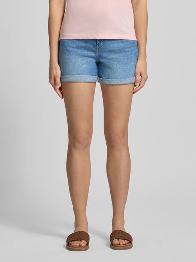 Frauenmodel trägt Regular Fit Jeansshorts aus Baumwoll-Mix Modell 'JOSEPHINE' von Only in Denim-Optik mit Label-Patch, 5-Pocket-Design, Knopf und Reißverschluss, Ganzkörperansicht von vorne.