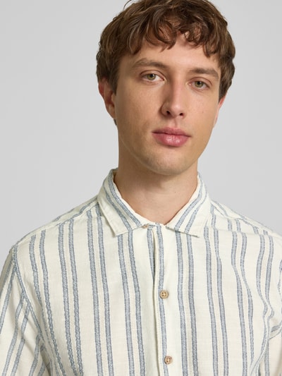Männermodel trägt Regular Fit Freizeithemd aus Baumwoll-Mix Modell 'PERSHORE' von Pepe Jeans, Optik:Allover-Muster, gestreift, Nahaufnahme Oberkörper.