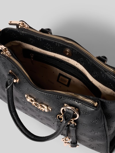 Produktfoto, schwarze Handtasche mit Allover-Logo-Prägung Modell 'Anise' von Guess, Hauptfach mit Magnetverschluss, Reißverschluss, abnehmbare Tragehenkel, Schulterriemen, strukturierte Oberfläche, Maße 31x19x12 cm, Schulterriemenlänge 116 cm