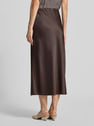 Vrouwenmodel draagt licht uitlopende midi-rok met elastische band van s.Oliver BLACK LABEL, effen bruin, gladde textuur, volledige achterkantaanzicht.