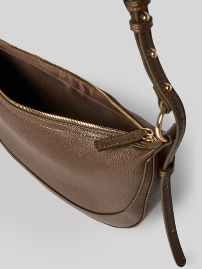 Produktfoto, Shoulder Bag mit Reißverschluss von Mango in Leder-Optik, Ziernähte, braun, verstellbarer Schulterriemen, Maße 31x19x4 cm, Hauptfach