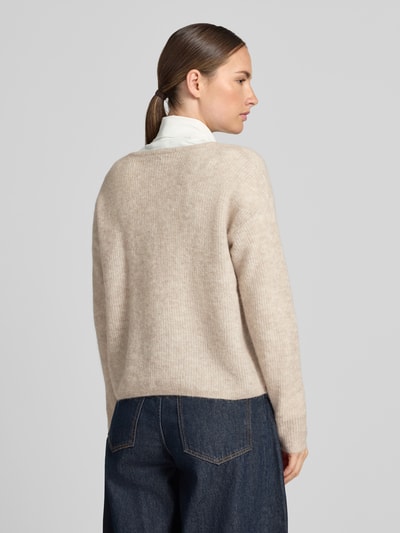 Vrouwenmodel draagt Regular Fit gebreid jack uit mix van wol en alpaca model 'Almine' van MOS MOSH, beige tinten, merkembleem, lange mouw, ruglengte maat S 51 cm, mouwlengte 63 cm, dames, mix van wol en alpaca, geheel achteraanzicht.