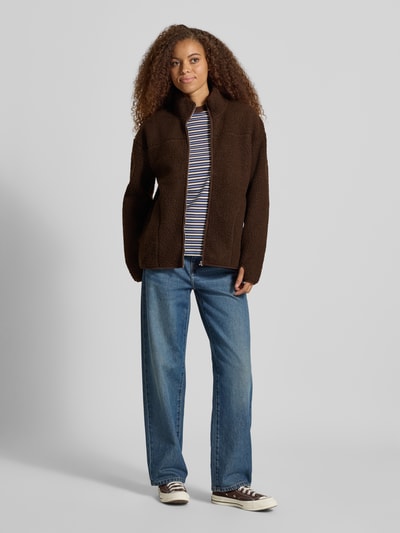 Frauenmodel trägt Relaxed Fit Teddyjacke mit Stehkragen Modell 'SAIDA' von PIECES, braun, strukturierte Oberfläche, Damen Teddy- / Webpelzjacke, Ganzkörperansicht von vorne.