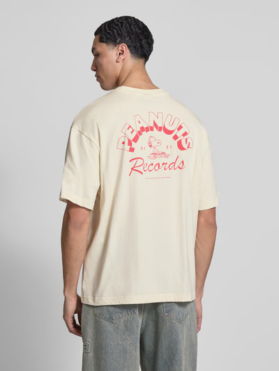 Männermodel trägt Regular Fit T-Shirt aus reiner Baumwolle Modell 'PEANUTS' von Only & Sons, Peanuts® Print, Ganzkörperansicht Rückansicht.