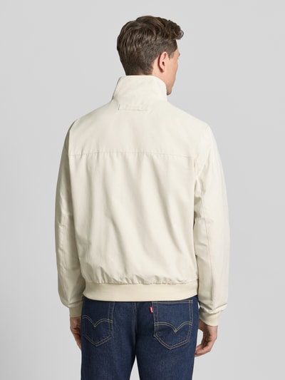 Männermodel trägt Jacke mit Stehkragen und Zweiwege-Reißverschluss von Gant, aus Material-Mix mit Baumwoll-Anteil, Regular-Fit, Eingrifftaschen, Label-Stitching, Farbe hell, Rückenlänge 67 cm, Schulterbreite 49 cm, Brustweite 62 cm, Ärmellänge 69 cm, Ganzkörperansicht Rückansicht.
