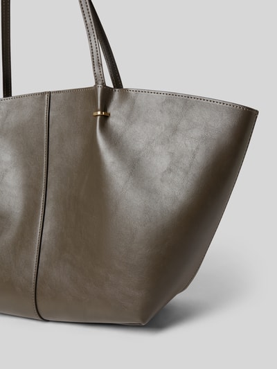 Produktfoto, Tote Bag mit Tragehenkel von Mango, Material-Mix in Taupe, Hauptfach mit Magnetverschluss, Innenfach mit Reißverschluss, Größe 57x29x14 cm, Schulterriemen 65 cm, sanfte Lederstruktur und klare Linien.
