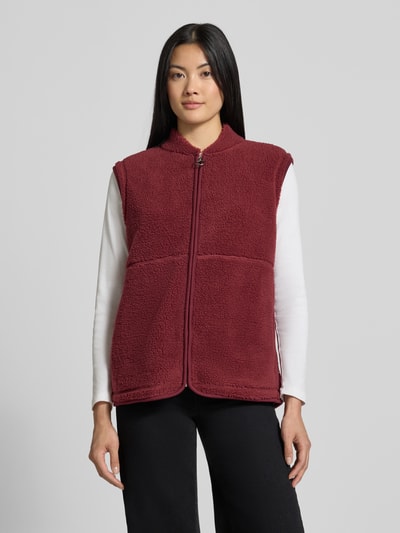 Frauenmodel trägt Regular Fit Weste mit Stehkragen Modell 'SC-ONYX 3' von Soyaconcept in Dunkelrot, weiche Struktur, Ganzkörperansicht von vorne, Damen Weste von Soyaconcept
