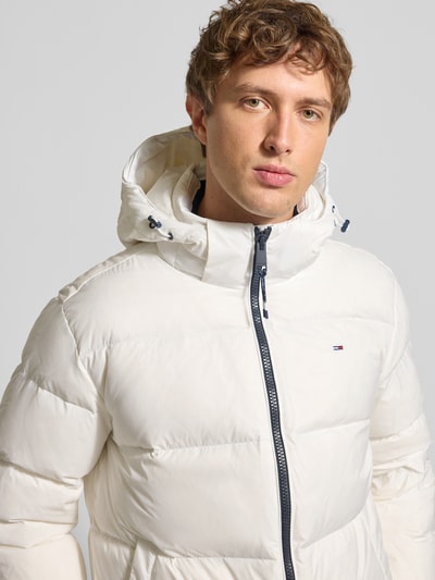 Tommy Jeans Kurtka puchowa o kroju regular fit z wyhaftowanym logo Złamany biały 3