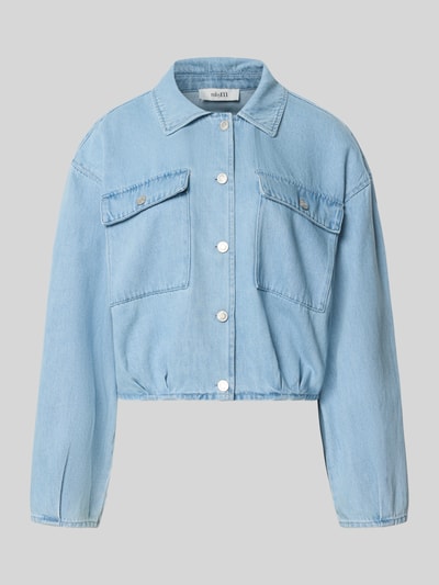 Produktfoto, jasnoniebieska Jeansjacke mit Brusttaschen Modell 'Geviva' von mbyM, bawełniany miks, krój relaxed fit, szerokość w rozmiarze S: 56 cm, długość tyłu w rozmiarze S: 52 cm, szerokość klatki piersiowej w rozmiarze S: 55 cm, długość rękawa w rozmiarze S: 55 cm, faktura gładka, metalowe guziki