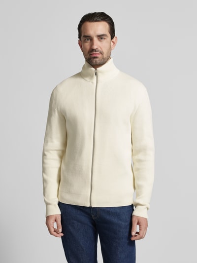Männermodel trägt Cardigan mit Stehkragen und Reißverschluss von Lindbergh, Baumwoll-Mix, Regular-Fit, Ripp-Optik, weiß, Ganzkörperansicht von vorne.