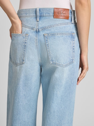 Kobiece modelka nosi Wide Leg Jeans aus reiner Baumwolle od Calvin Klein Jeans, jasny denim, nity, naszywka z logo, 5 kieszeni, przetarcia, bawełna, widok całych pleców