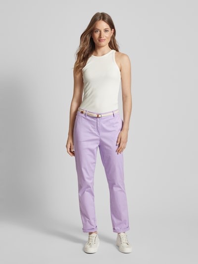 Christian Berg Woman Chino in unifarbenem Design mit Gürtel Lavender 1