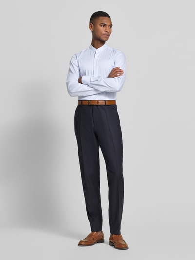 Männermodel trägt Slim Fit Business-Hemd mit Stehkragen von OLYMP Level Five aus reiner Baumwolle mit Knopfleiste, Ganzkörperansicht von vorne. Rückenlänge 80 cm, Schulterbreite 44 cm, Ärmellänge 68 cm, Farbe Weiß, glatte Textur.