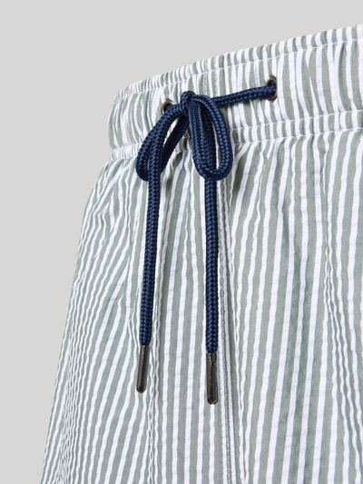 Produktfoto, Badehose mit elastischem Bund und Tunnelzug von MCNEAL im Baumwoll-Mix mit Regular-Fit und Label-Stitching, Streifenmuster, Detailaufnahme