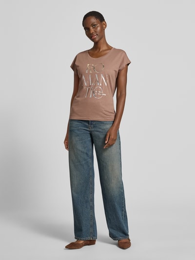 Frauenmodel trägt Regular Fit T-Shirt aus Viskose-Mix mit Statement-Print von Christian Berg Woman, Damen T-Shirt in Braun mit Rundhalsausschnitt und Rückenlänge 56 cm bei Größe S, Ganzkörperansicht von vorne.