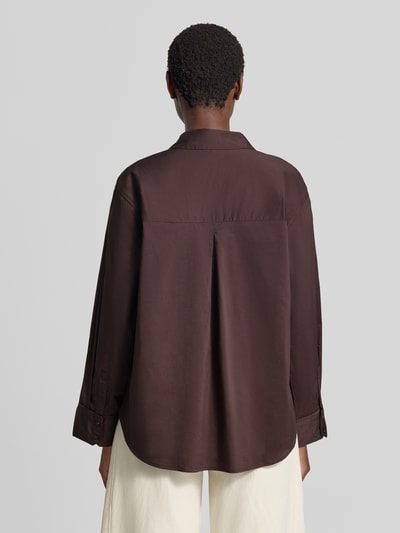 Frauenmodel trägt Regular Fit Langarmbluse aus Baumwoll-Mix Modell 'LOTUS' von VERO MODA, jednokolorowy, popelina, Ganzkörperansicht Rückansicht