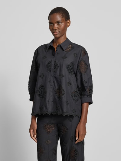 Frauenmodel trägt Regular Fit Bluse mit Häkelspitze Modell 'MURIEL' von Bash, Schwarz mit Muster, verdeckte Knopfleiste, 3/4-Arm, Ganzkörperansicht von vorne. Rückenlänge bei Größe S: 65 cm, Ärmellänge bei Größe S: 40 cm.
