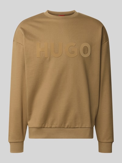 Produktfoto, Regular Fit Sweatshirt aus reiner Baumwolle Modell 'Dinex' von HUGO in Camel mit großem HUGO-Schriftzug, glatte Struktur