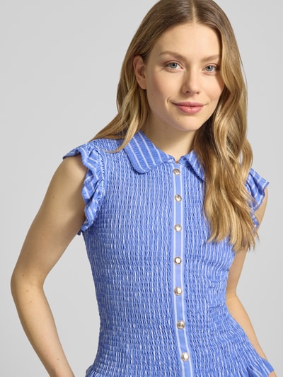 Frauenmodel trägt Blusenshirt mit Volants von Christian Berg Woman Selection in Blau mit Umlegekragen, Elastischer-Material-Mix, Nahaufnahme Oberkörper.