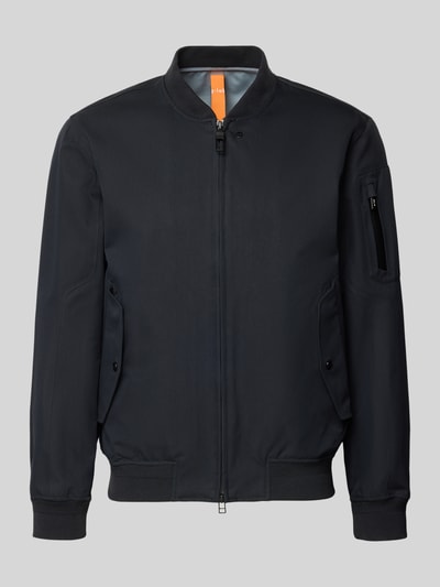 Produktfoto, schwarze Jacke mit Stehkragen und Zweiwege-Reißverschluss Modell 'FLAP' von G-LAB im Regular Fit aus Baumwoll-Mix, strukturierte Oberfläche, sichtbare Taschen und Zipper, neutrale Farbgebung, klassische Form.
