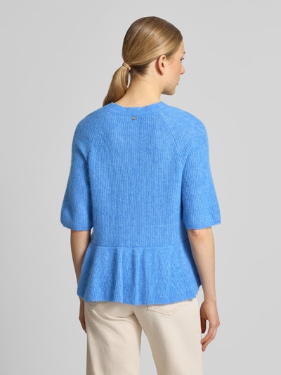 Frauenmodel trägt Strickpullover aus Alpaka-Mix Modell 'Thora' von MOS MOSH in Hellblau mit halblangen Ärmeln, Rückenansicht, Damen Regular Fit, strukturierte Oberfläche, Baumwoll-Anteil, Rundhalsausschnitt, Rückenlänge 54 cm, Ärmellänge 42 cm. Ganzkörperansicht Rückansicht.