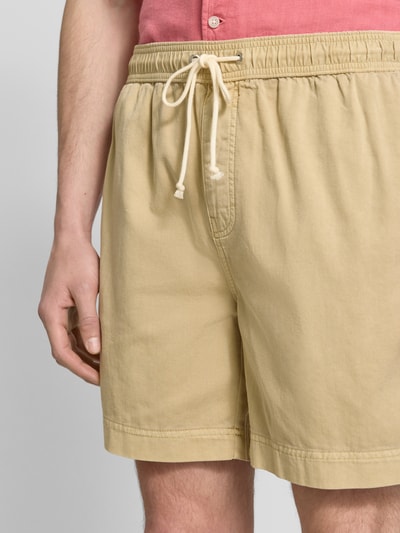 Männermodel trägt Regular Fit Shorts mit elastischem Bund Modell 'SUNFADED' von Gant aus Reine Baumwolle, Nahaufnahme Oberkörper.