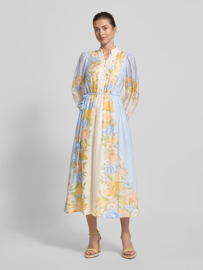 Frauenmodel trägt Midikleid aus Lyocell-Mix mit Bindegürtel von Forever New, floraler Print in Pastellfarben, A-Linie, Ganzkörperansicht von vorne. Kontext: Stehkragen, Knopfleiste, Rückenlänge 128 cm, Brustweite 36 cm, Ärmellänge 64 cm, Leinen-Anteil im Stoff.