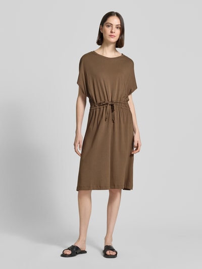 Frauenmodel trägt Tailliertes Freizeitkleid aus Baumwoll-Mix von s.Oliver RED LABEL in Optik: Unifarben, Midi-Länge, Rundhals-Ausschnitt, Tunnelzug, Ärmelform: Kurzarm, Saum: Geschlitzt, Material: Baumwoll-Mix, Ganzkörperansicht von vorne.