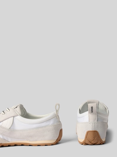Produktfoto, Sneaker aus Leder-Mix mit Logo-Detail von ALOHAS, Damen Sneaker in Weiß und Beige mit abgerundeter Passform, Profilierte Sohle, Schnürverschluss, Absatzhöhe bei Größe 40: 1 cm, Schafthöhe bei Größe 40: 7 cm, Schaftweite bei Größe 40: 9 cm.