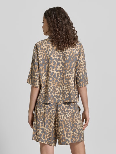 Vrouwenmodel draagt Boxy Fit Bluse aus Viskose-Leinen-Mix im Allover-Look van Jake*s Casual met overhemdkraag en knoopsluiting, lichtbruine en grijze tinten, mix van viscose en linnen, boxy fit, all-over look, ruglengte maat 38: 54 cm, mouwlengte maat 38: 29 cm, casual stijlen, Ganzkörperansicht Rückansicht.