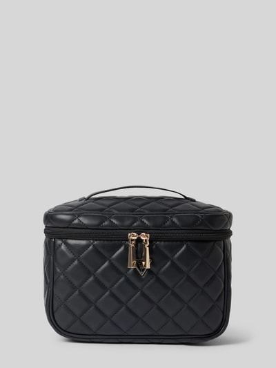 Produktfoto, Kosmetiktasche in Leder-Optik Modell 'JULIET' von GUESS, schwarze Farbe, Steppstruktur, metallic Label-Detail, Reißverschluss, Damen Kosmetiktasche mit Fächern innen