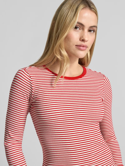 Frauenmodel trägt Longsleeve in Ripp-Optik mit Rundhalsausschnitt von Smith and Soul, rot-weiß gestreift, Slim Fit, Nahaufnahme Oberkörper.