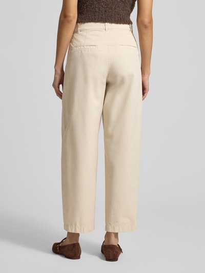 Frauenmodel trägt Barrel Fit Chino mit Gesäßtaschen von Jake*s Casual, Reine Baumwolle, lockere Form, Eingrifftaschen, neutraler Beigeton, Ganzkörperansicht Rückansicht.