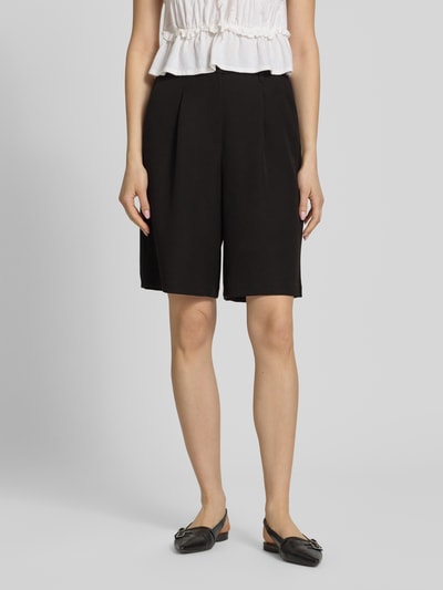 Frauenmodel trägt Regular Fit Chinoshorts mit Viskose-Anteil Modell 'KAMIL' von Pieces, Optik: Unifarben, Materialverarbeitung: Twill, Ganzkörperansicht von vorne.