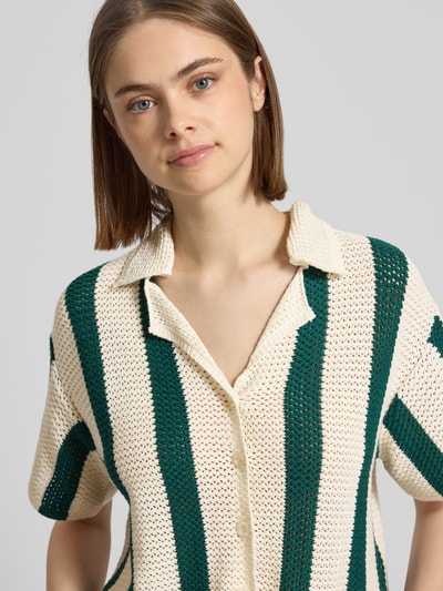Frauenmodel trägt Relaxed Fit Bluse aus reiner Baumwolle Modell 'KENZIE' von Pieces in Strickoptik mit grün-weißen Streifen, Nahaufnahme Oberkörper.