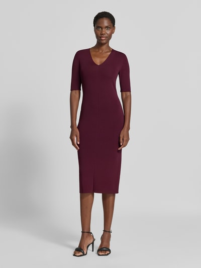 Vrouwenmodel draagt figuratief aansluitende kokerjurk uit viscosemix in bordeauxrood, Dames kokerjurk van Jake*s Collection, full-body vooraanzicht