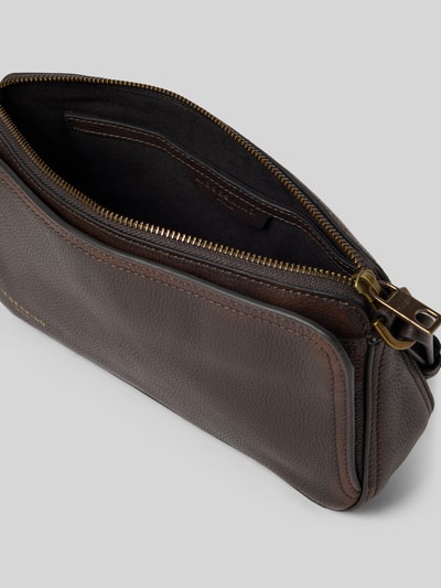 Produktfoto, Handtasche aus Leder mit Schulterriemen Modell 'CLARICE II' von LIEBESKIND BERLIN in Dunkelbraun, strukturierte Oberfläche, sichtbares Innenfach, Reißverschluss, KI-modifiziertes Bild