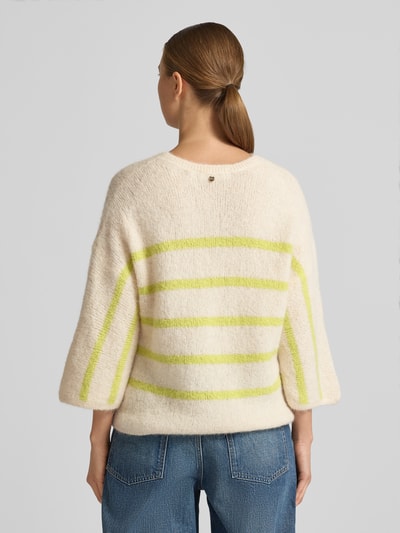 Frauenmodel trägt Strickpullover mit 3/4-Ärmel von Rich & Royal im Alpaka-Lanawoll-Mix, lockerer Schnitt, Rückansicht, Ganzkörperansicht.
