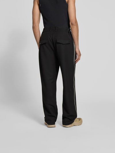 Männermodel trägt Oversized Sweatpants aus Leinen-Mix von Don’t Waste Culture in Schwarz mit Gesäßtaschen, Haken- und Reißverschluss, Ganzkörperansicht Rückansicht.