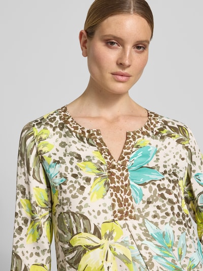 Frauenmodel trägt Regular Fit Bluse aus Viskose mit 3/4-Arm von Betty Barclay im Allover-Look mit V-Ausschnitt, Nahaufnahme Oberkörper.