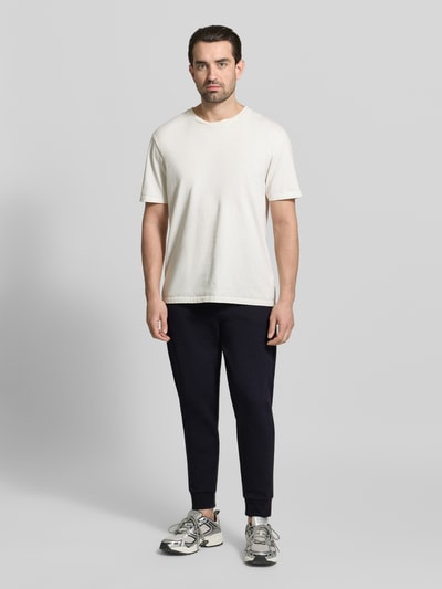 Männermodel trägt Regular Fit Sweatpants aus katoenmix Model 'LOCSIN' van BOSS, effen kleuren, logo-applicatie, boord elastisch, tunnelkoord, pijpboord geribd, zij-steekzakken, sweat materiaalverwerking, Ganzkörperansicht van voren.