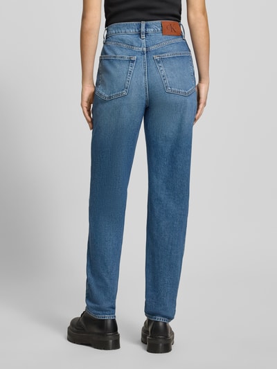 Kobiece modelka ma na sobie Straight Fit Jeans mit Logo-Patch Modell 'Mom' od Calvin Klein Jeans, 5 kieszeni, zapięcie na guzik i zamek, szerokość w rozmiarze 27/32: 36 cm, długość nogawki wewnętrznej: 75 cm, widok sylwetki od tyłu.