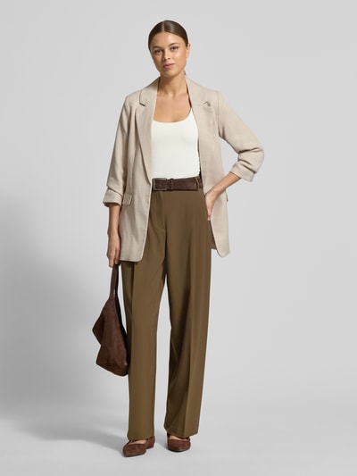 Kobiece modelka nosi Slim Fit Longblazer mit Viskose-Anteil Modell 'FRIDA' von Vero Moda w jednolitym, melanżowym beżu, krój slim fit, klapy z wyłogami, 3/4 rękawy, kieszenie z patkami, tkanina o fakturze webowej, widok całej sylwetki z przodu.