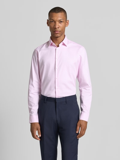 Männermodel trägt Slim Fit Business-Hemd mit Kentkragen von Jake*s aus Reine Baumwolle, hellrosa, Knopfleiste, Sportmanschetten, abgerundeter Saum, Rückenlänge 79 cm, Schulterbreite 48 cm, Ärmellänge 65 cm, Ganzkörperansicht von vorne
